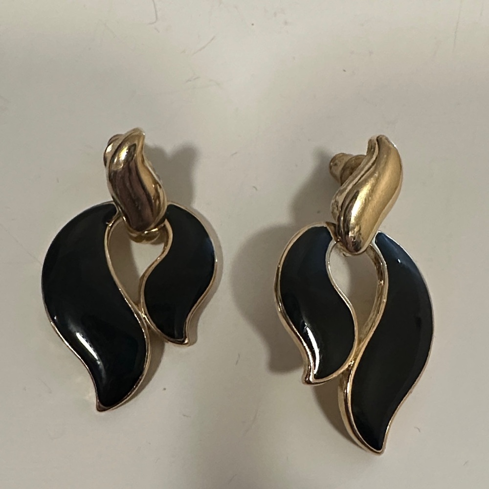 Elegant Black and Gold Wave Drop Earrings - Women Jewelry - Picture 3 of 5